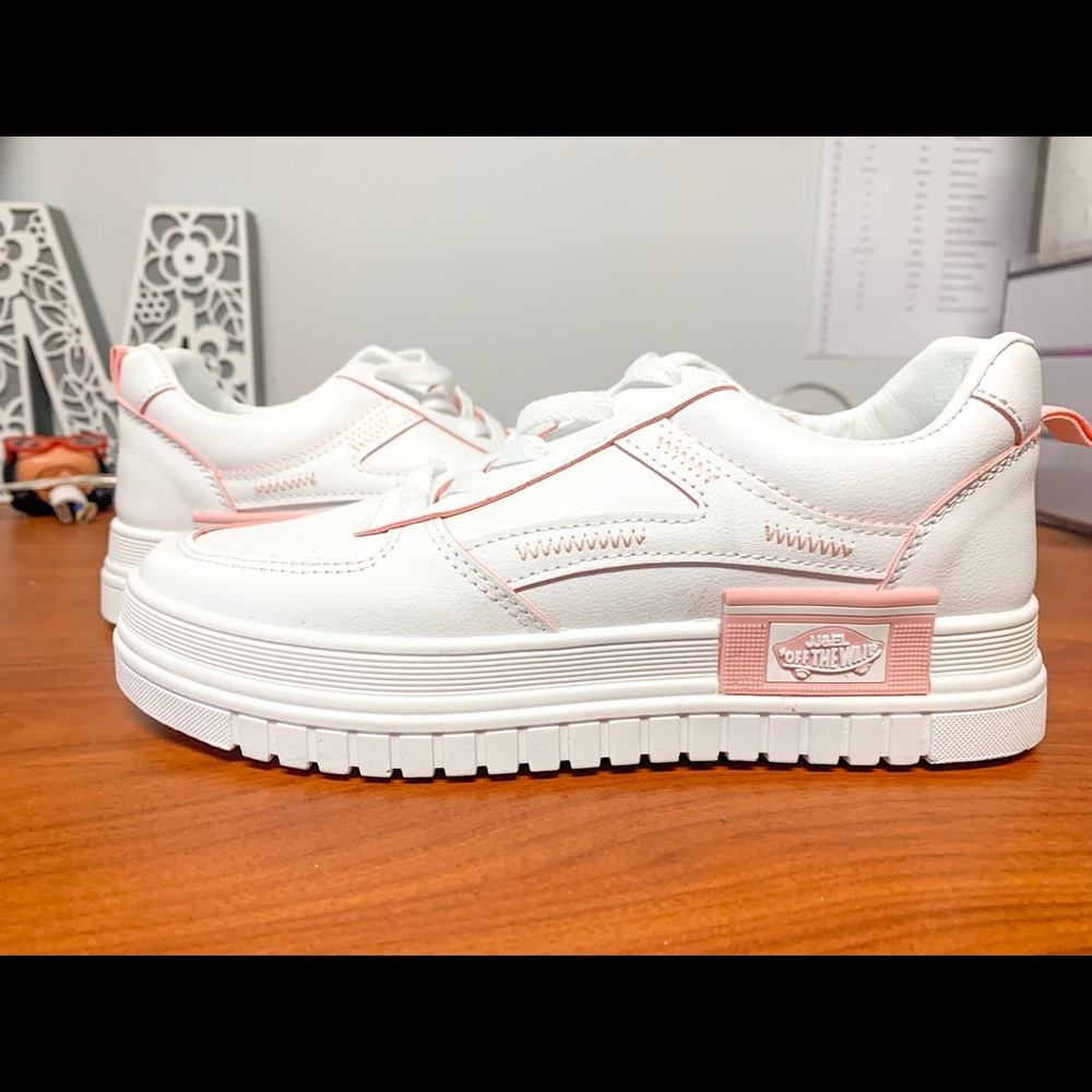 White JJ&EL off the wall sneakers w/ pink accents
